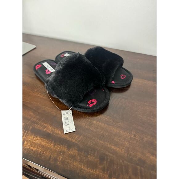 Torrid Black Fuzzy Slippers 8W - NWT - Picture 4 of 6